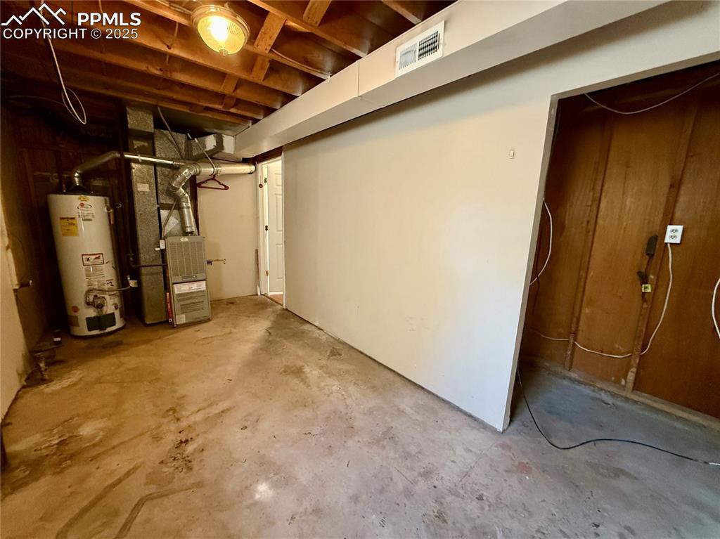 Image 29 of 32: Laundry / Storage (Lower Level)
