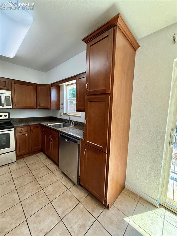 Image 8 of 32: Kitchen Area