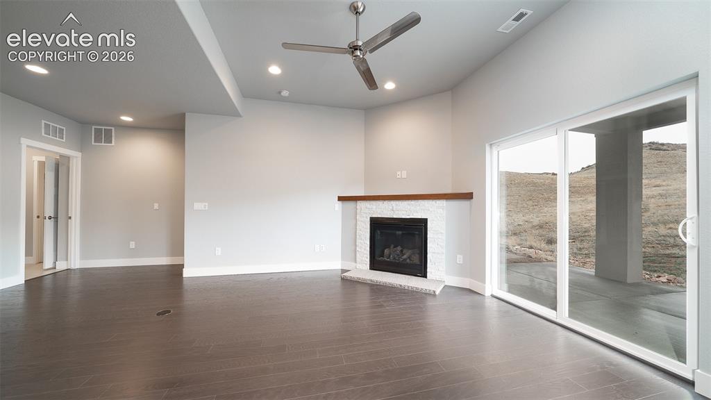 Image 3 of 20: Living Room