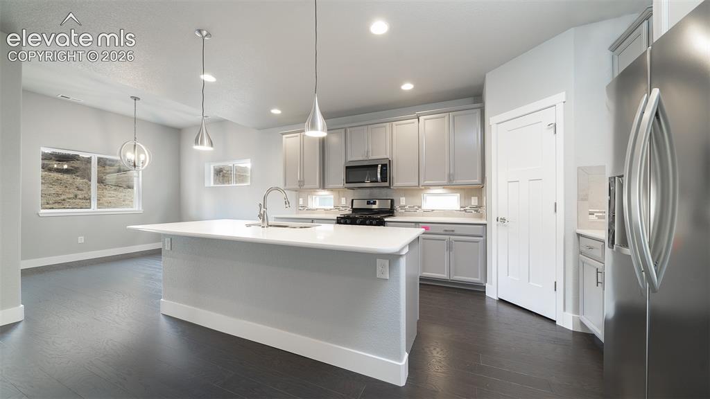 Image 4 of 20: Kitchen