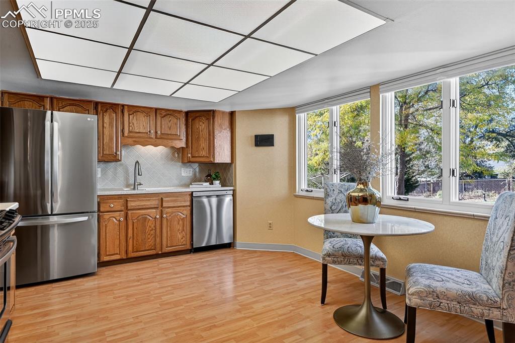 Image 12 of 40: Eat in kitchen with bay windows and newer appliances!