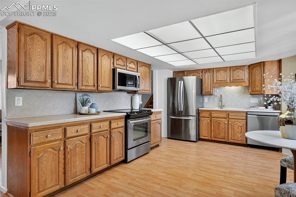 Image 14 of 40: So much counter space!