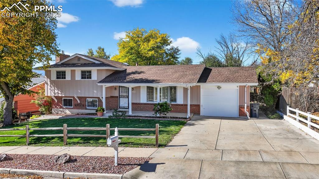 Image 2 of 40: Extended driveway and newer paint! 