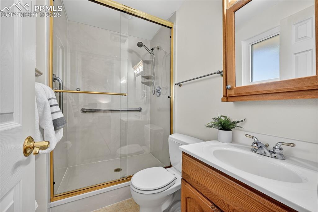 Image 24 of 40: Attached master bath!