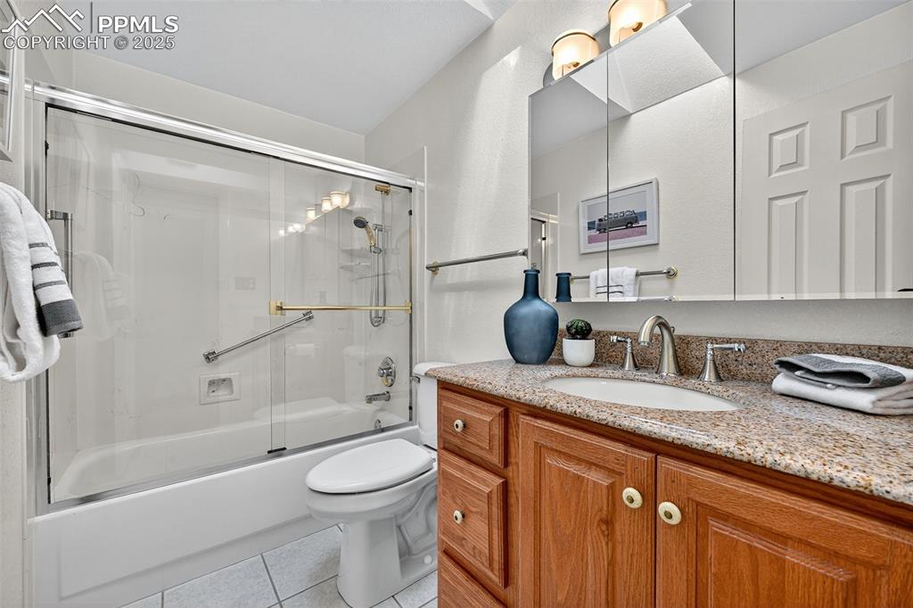 Image 27 of 40: Full bath with granite counters and tile flooring!