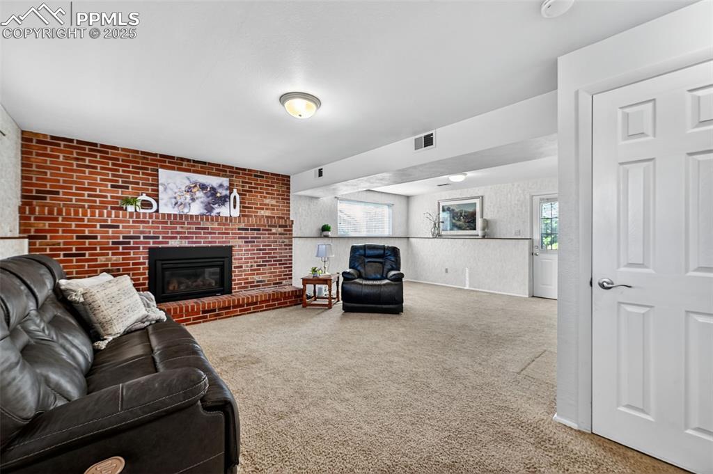 Image 29 of 40: Large basement with space for big furniture!