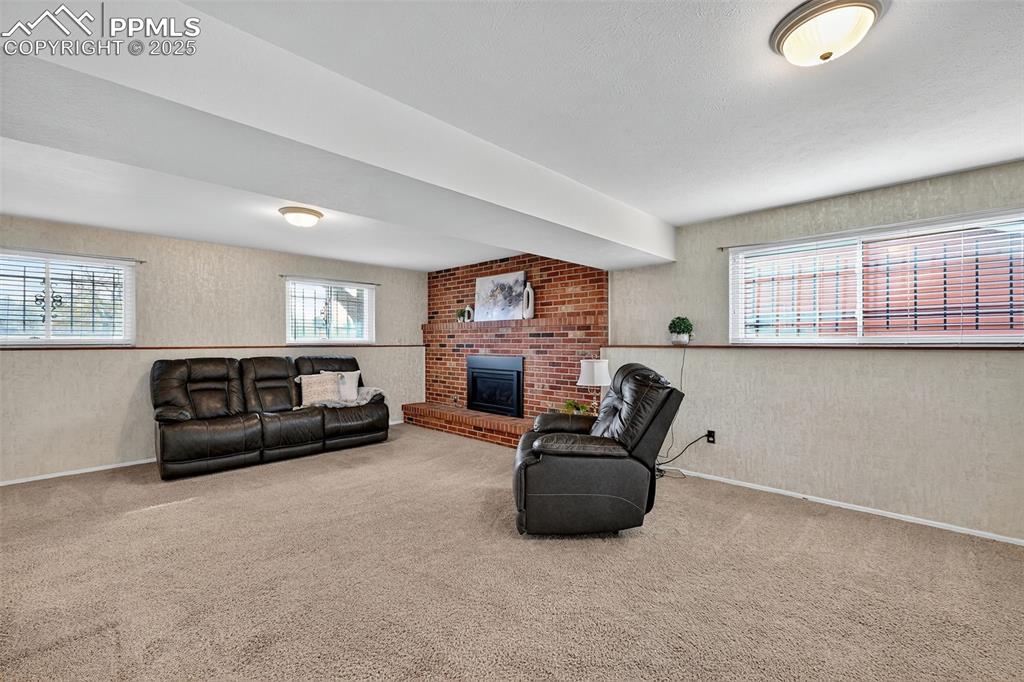 Image 30 of 40: Huge basement with natural light!