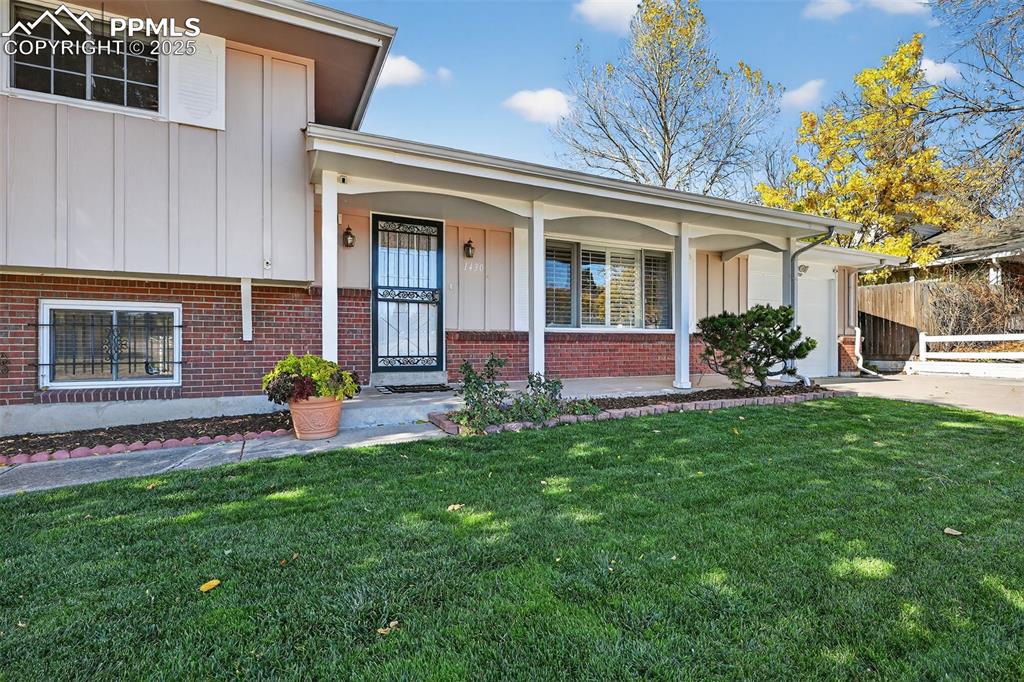 Image 4 of 40: Welcoming entry!