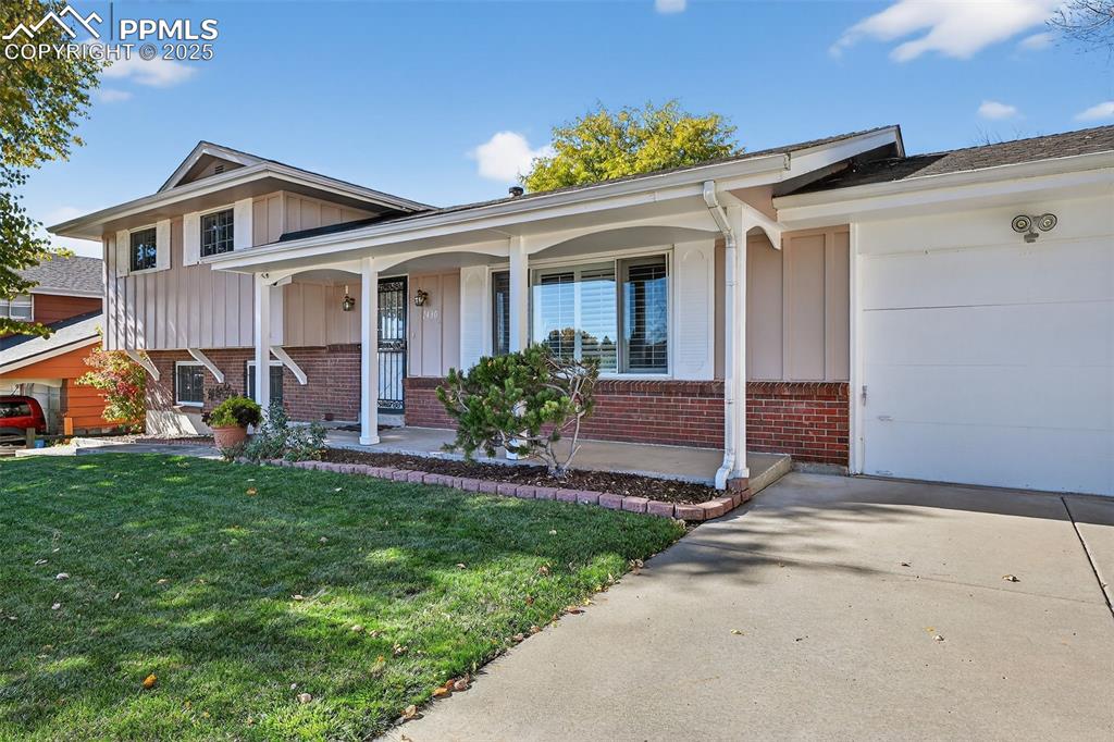 Image 5 of 40: Beautiful landscaping!