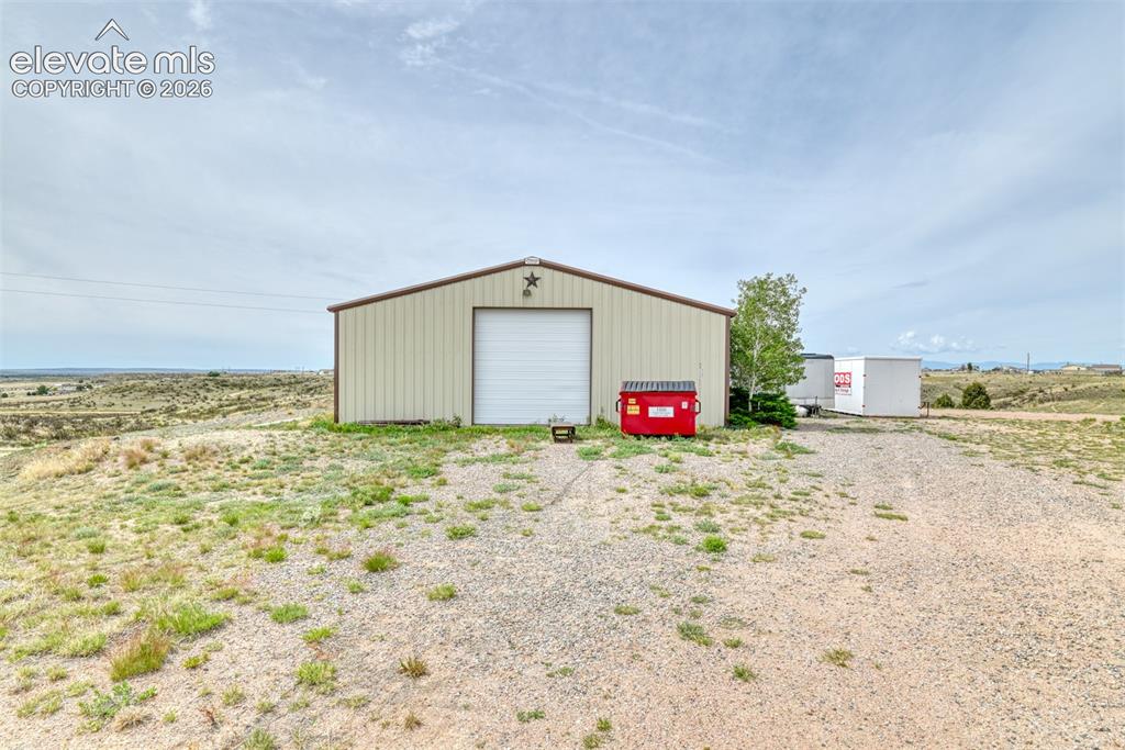 Image 11 of 37: Garage