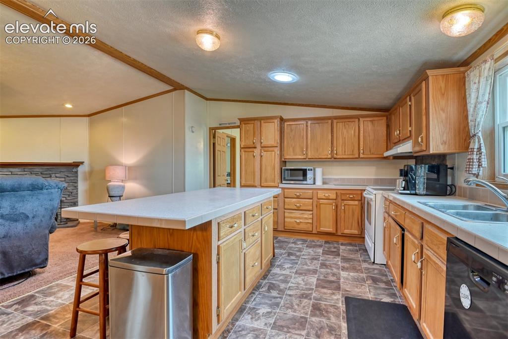 Image 9 of 37: Kitchen