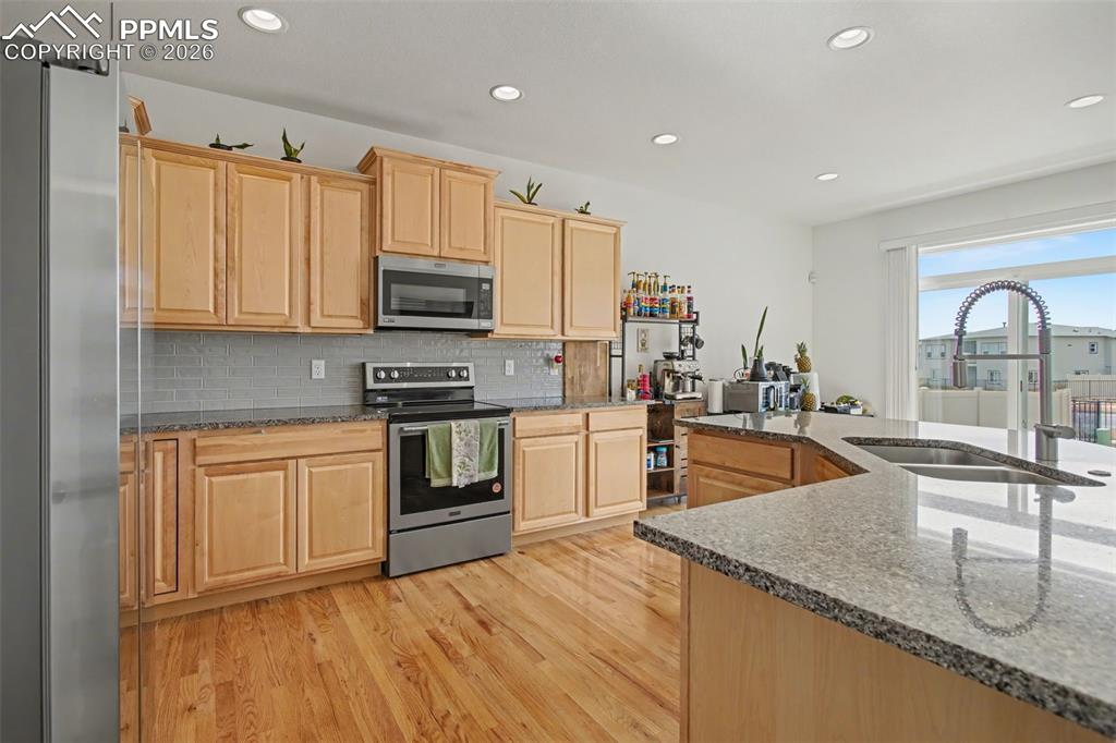 Image 10 of 30: Kitchen