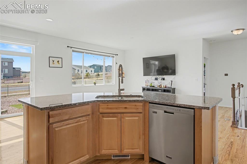 Image 11 of 30: Kitchen