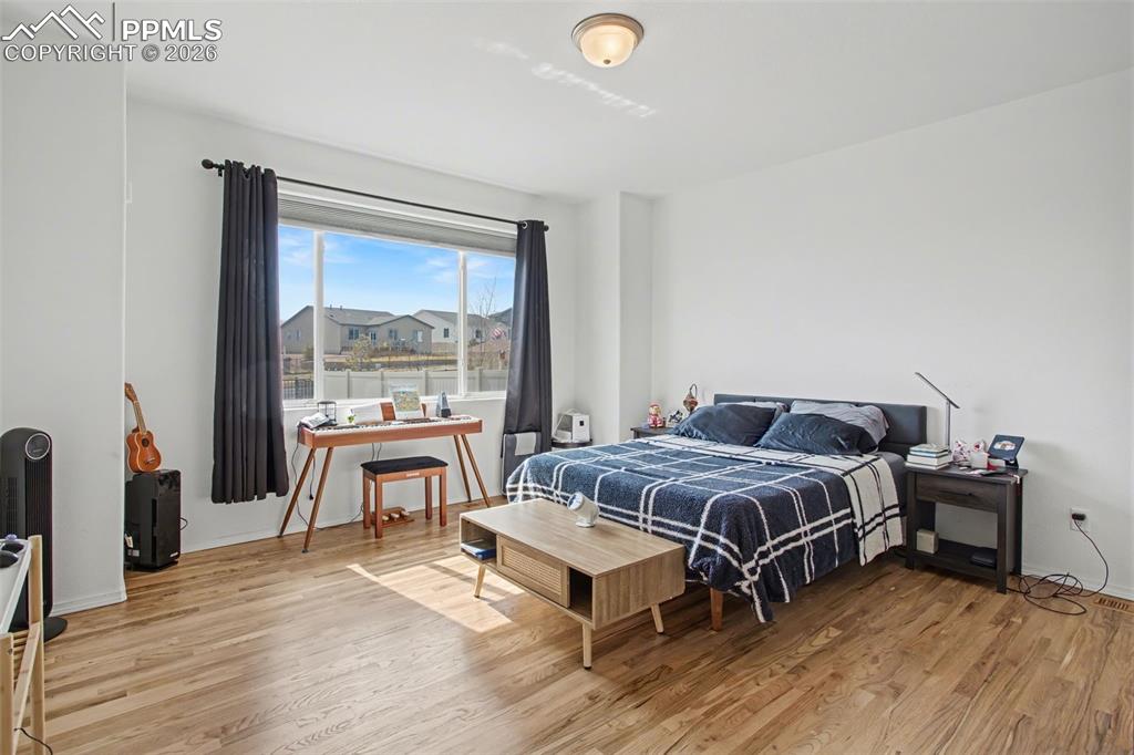 Image 14 of 30: Bedroom