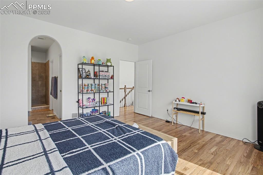 Image 15 of 30: Bedroom