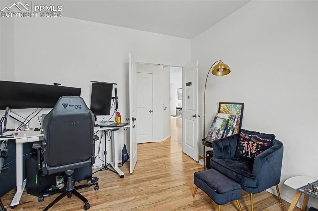 Image 18 of 30: Office