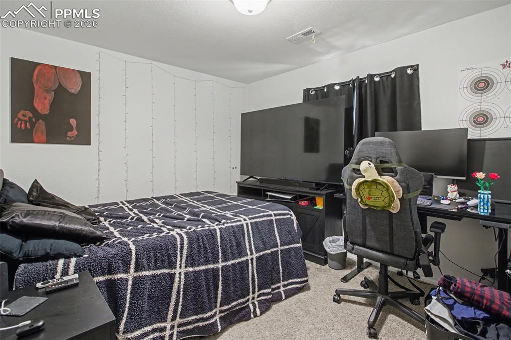 Image 23 of 30: Bedroom