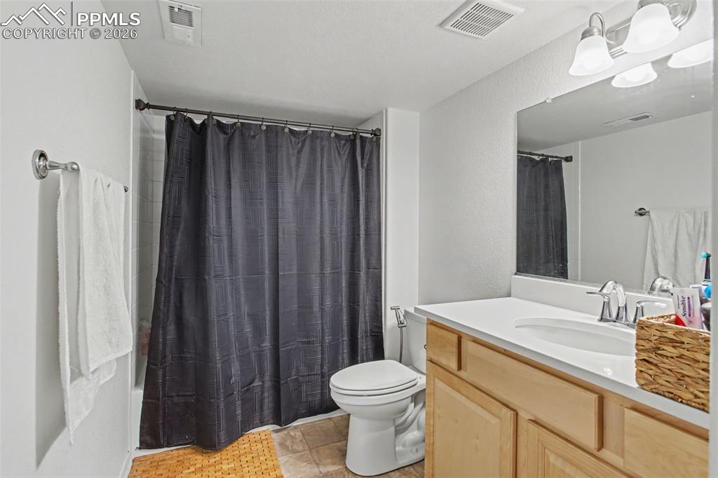 Image 24 of 30: Bathroom