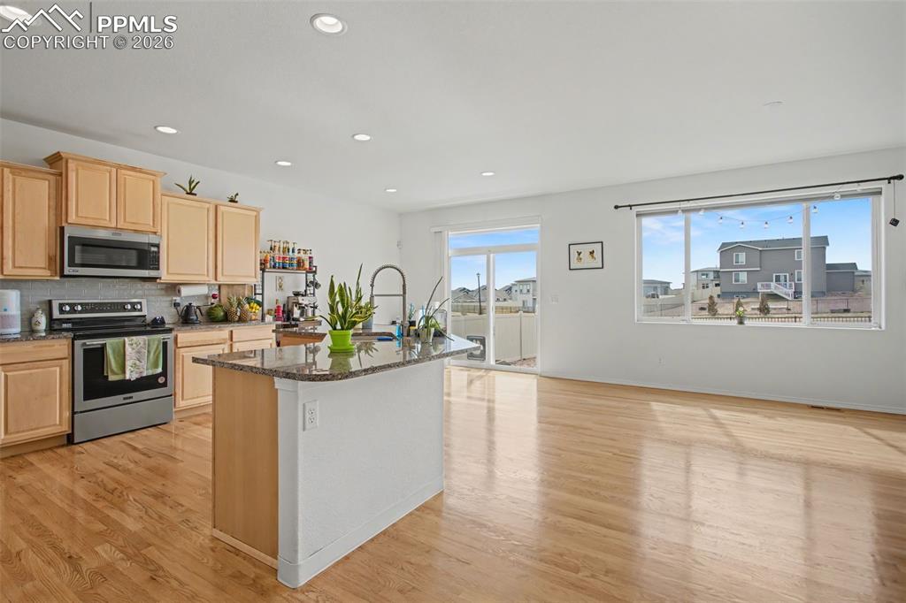 Image 7 of 30: Kitchen