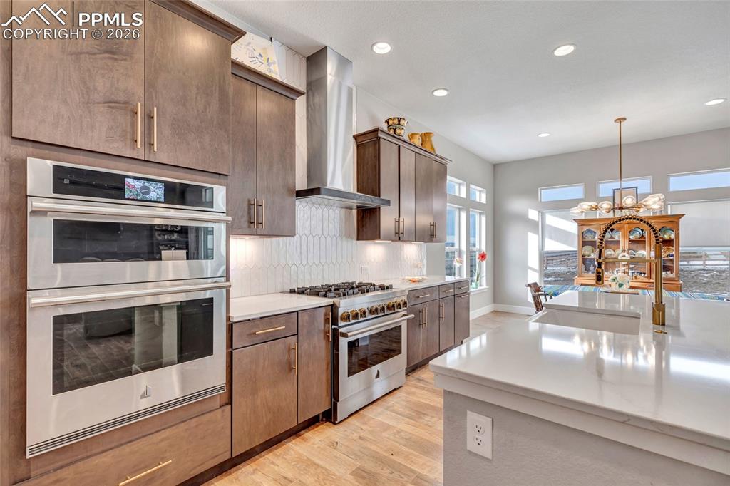 Image 15 of 45: Kitchen