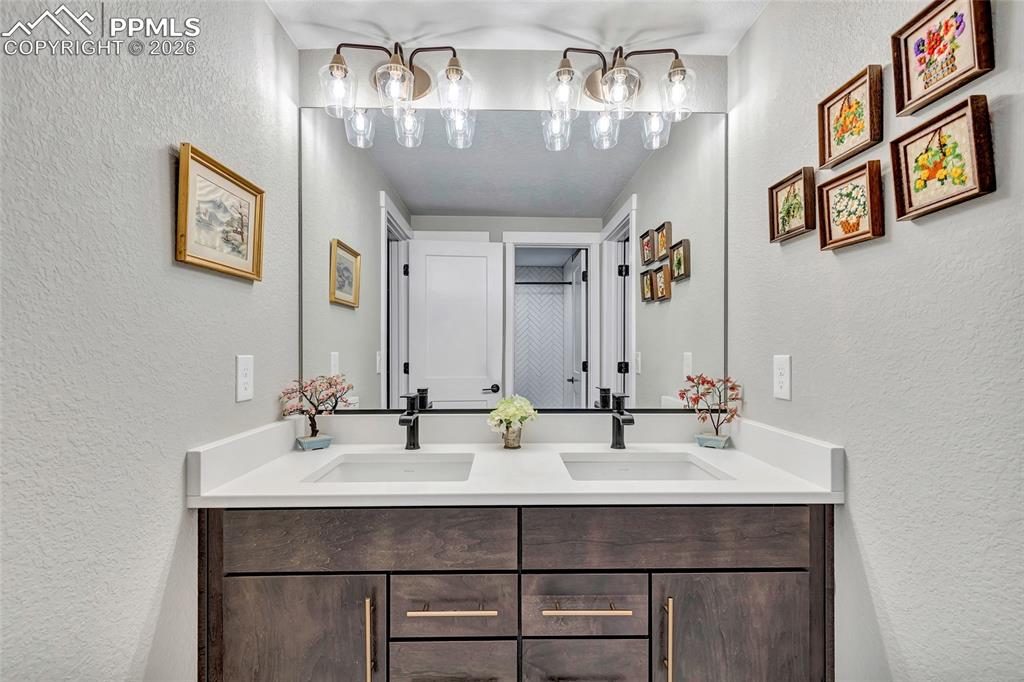 Image 38 of 45: Basement adjoining bath