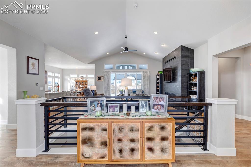 Image 5 of 45: Foyer