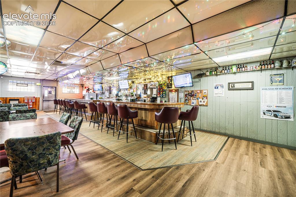 Image 11 of 17: Bar