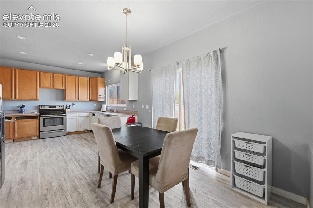 Image 11 of 24: Dining Area
