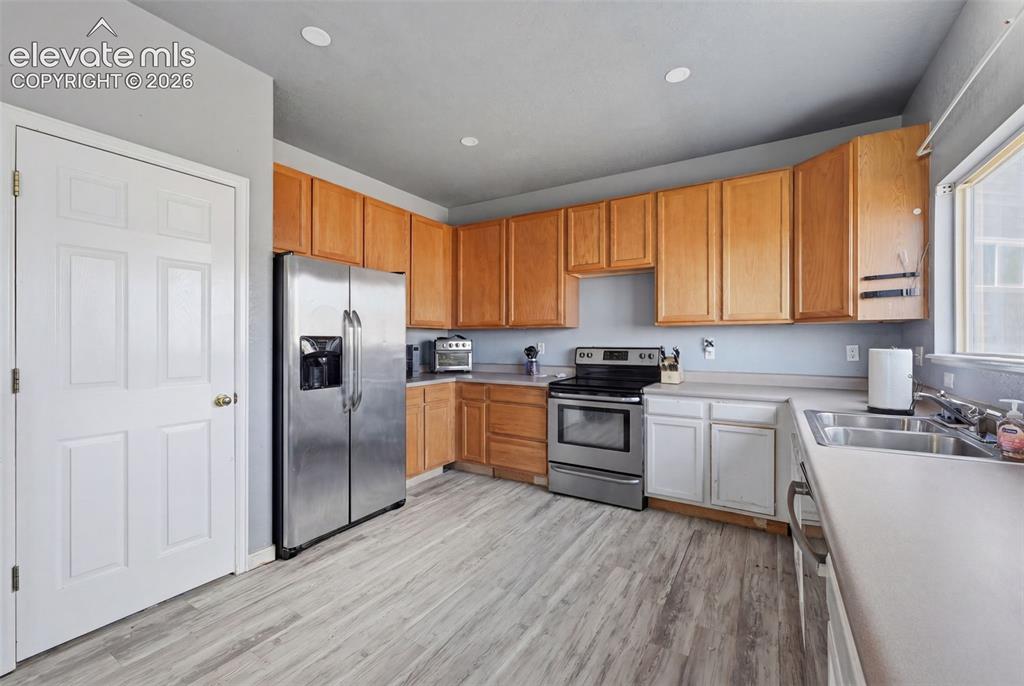 Image 13 of 24: Kitchen