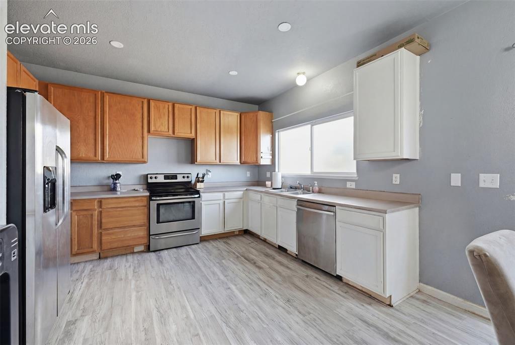 Image 14 of 24: Kitchen