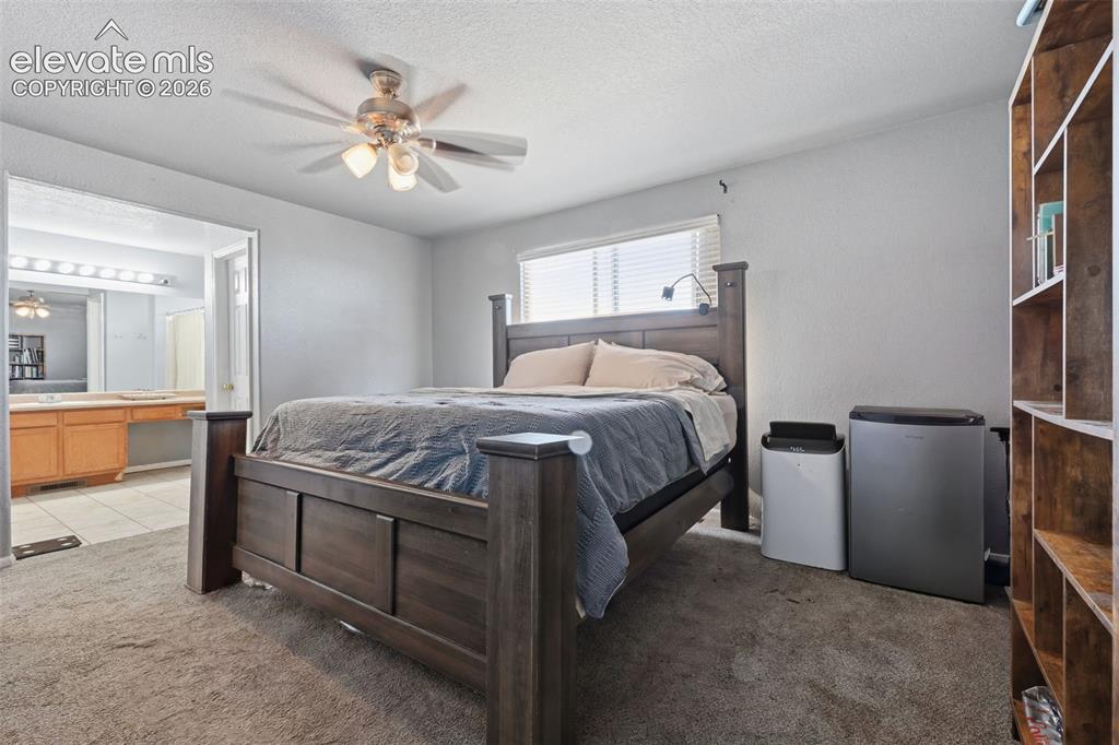Image 17 of 24: Bedroom