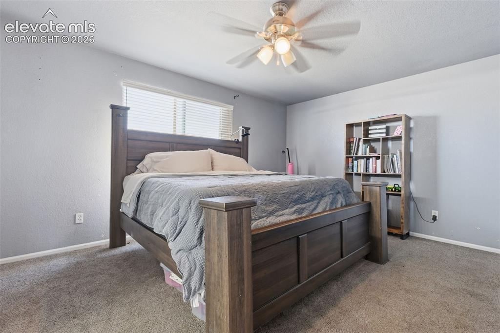 Image 18 of 24: Bedroom