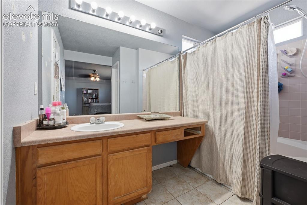 Image 19 of 24: Bathroom