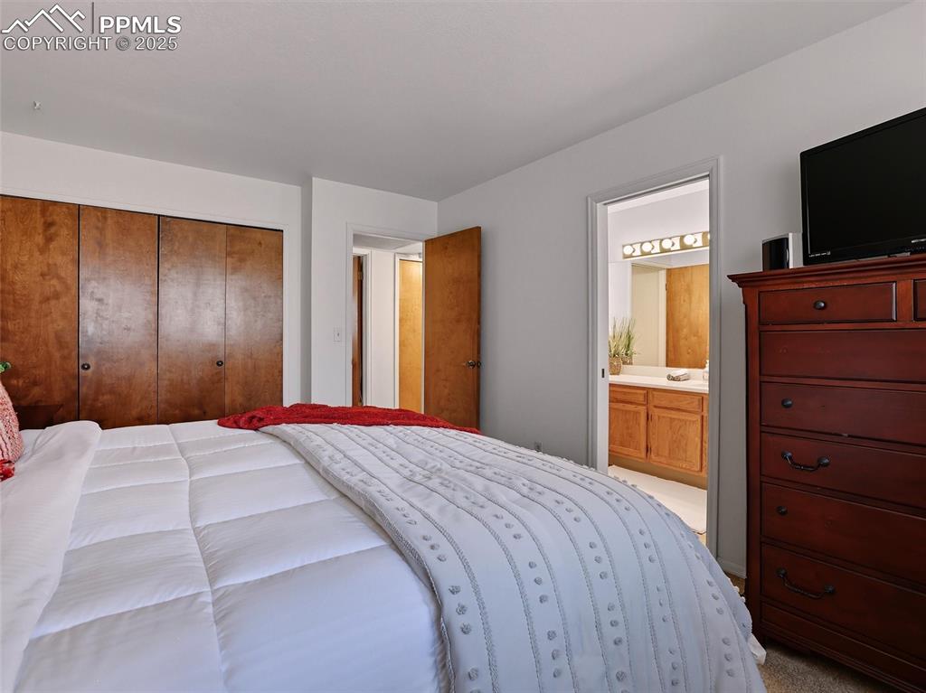 Image 29 of 36: Second bedroom features direct access to the hall bath, for a private en-su