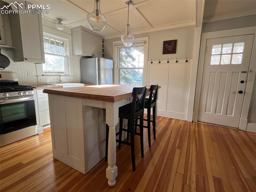 Image 10 of 27: Kitchen