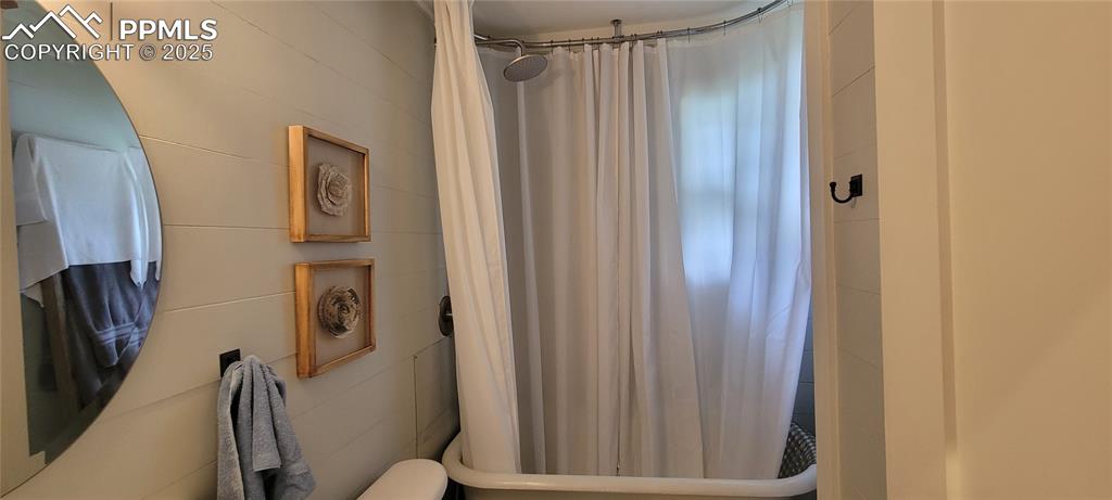 Image 14 of 27: Bathroom