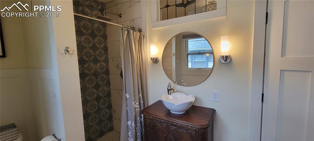 Image 15 of 27: Bathroom