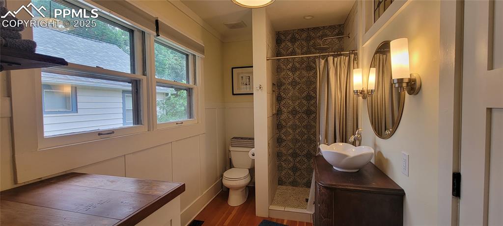 Image 16 of 27: Bathroom
