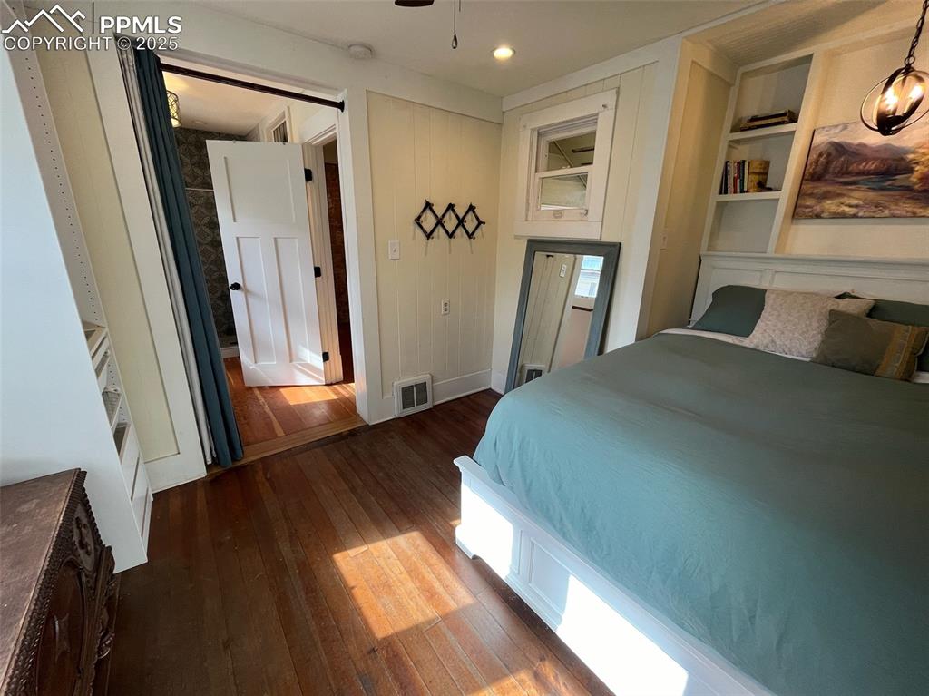 Image 18 of 27: Bedroom