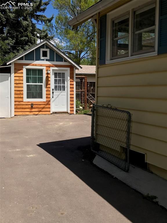 Image 20 of 27: Entry
