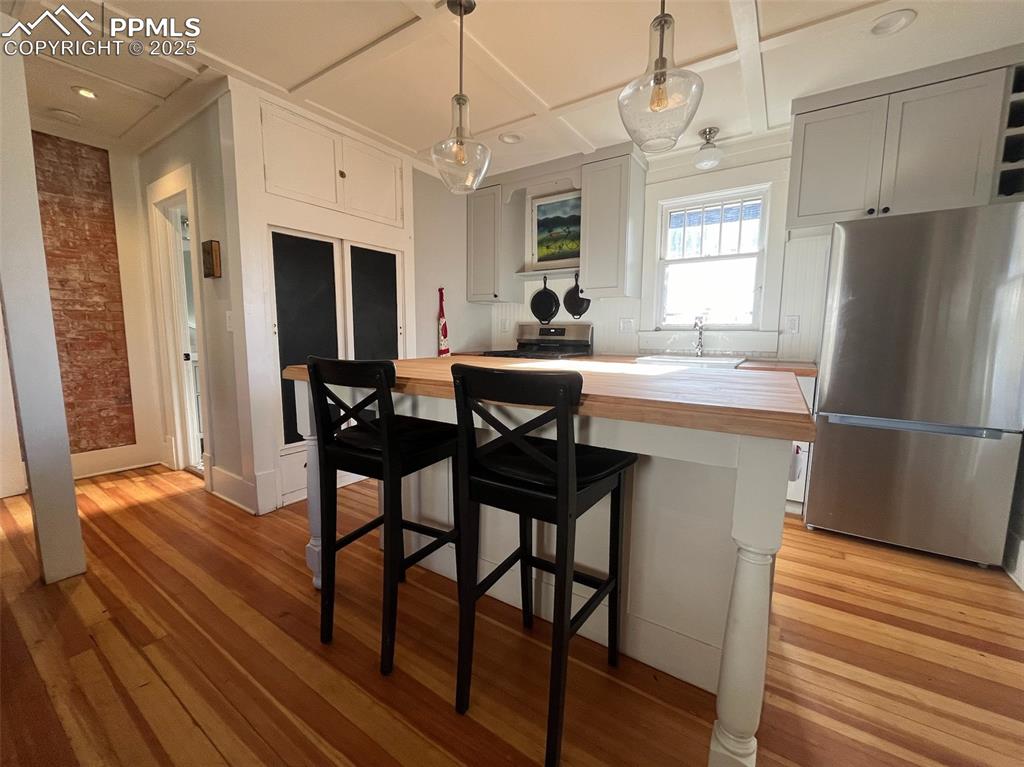 Image 9 of 27: Kitchen
