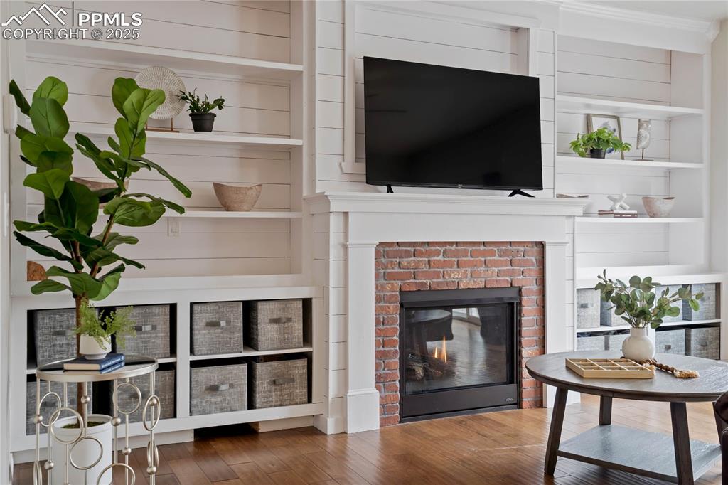 Image 18 of 48: Living Room