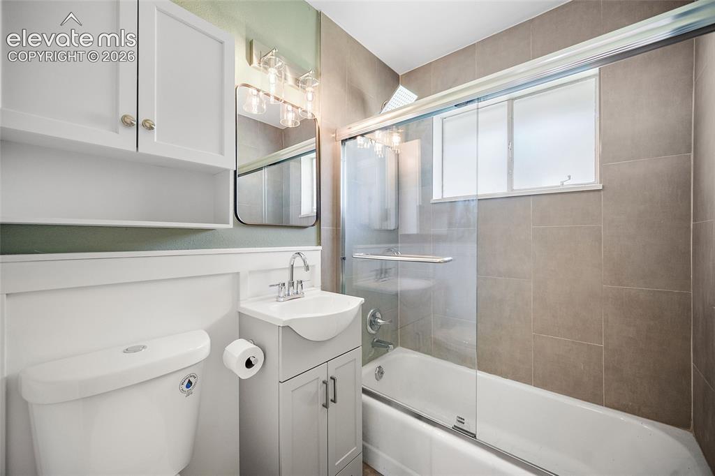 Image 22 of 43: Main Bathroom
