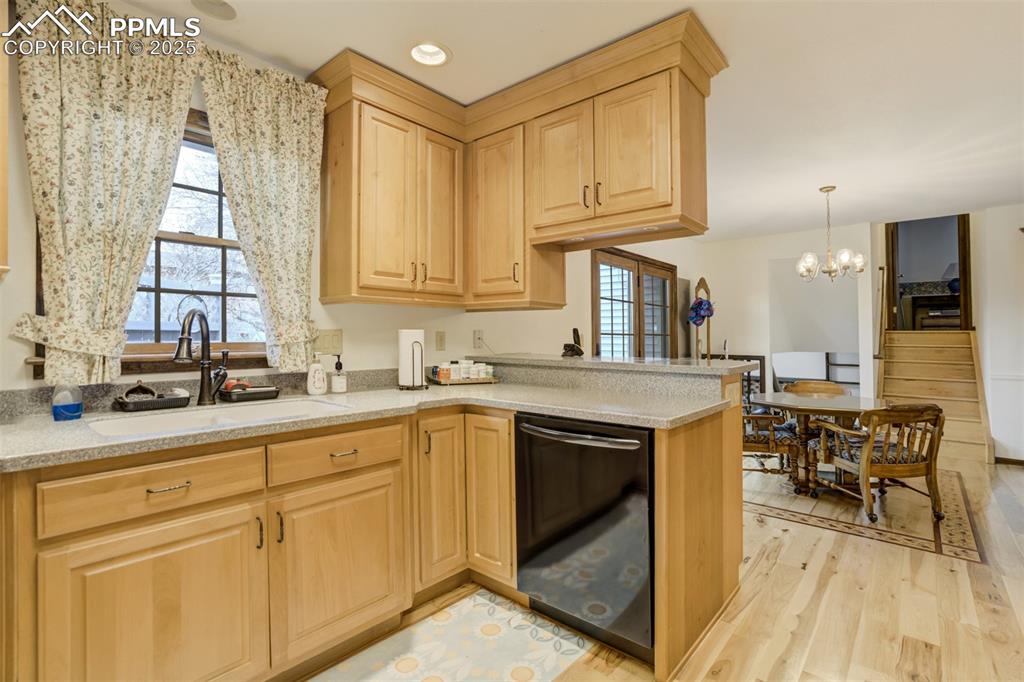 Image 10 of 30: Kitchen