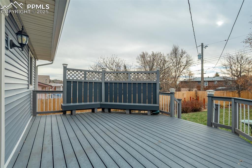 Image 25 of 30: Deck