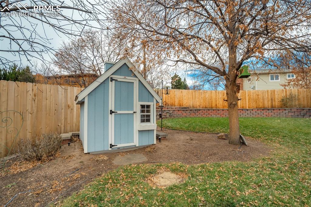 Image 28 of 30: Yard