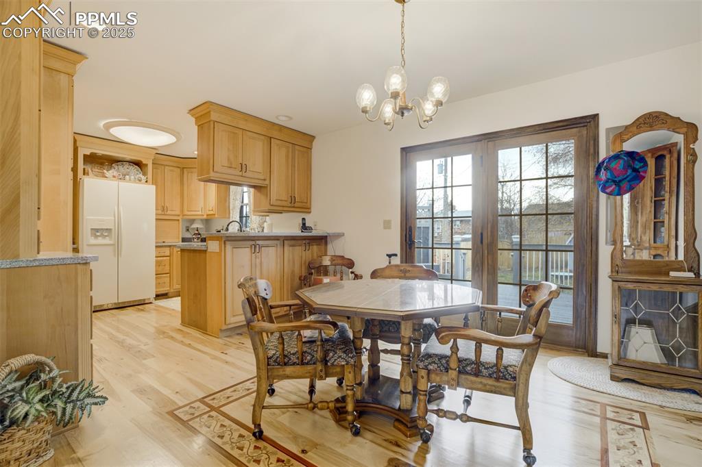 Image 6 of 30: Dining Area