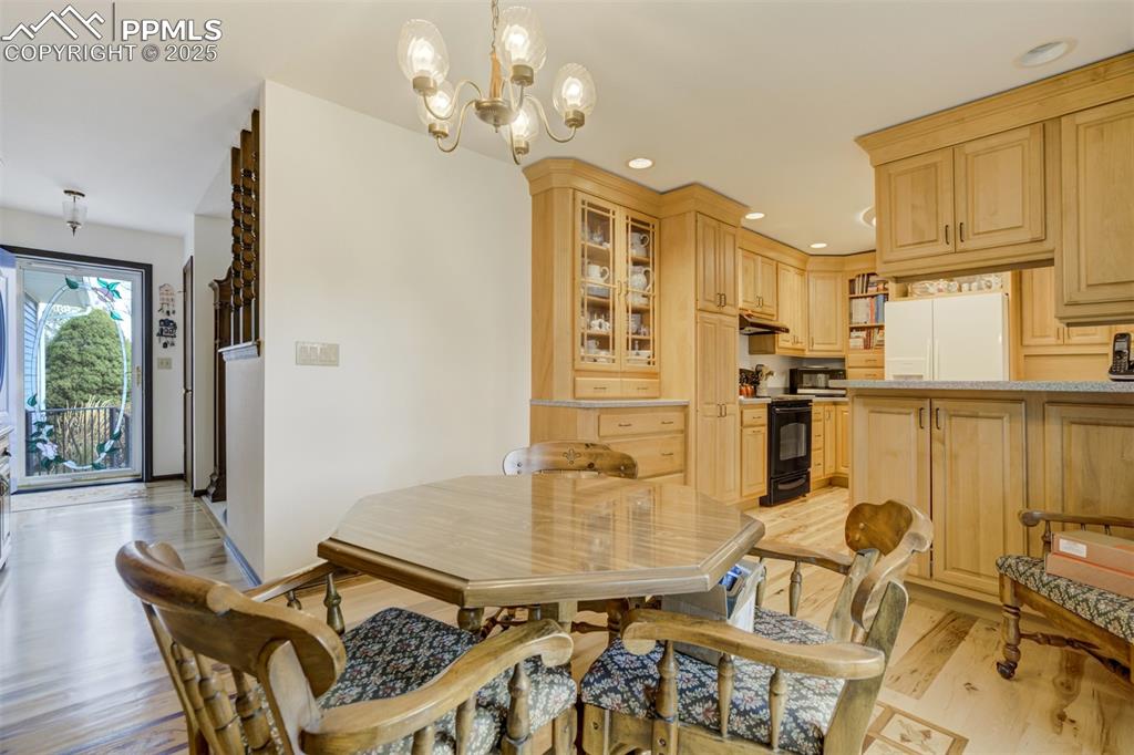 Image 7 of 30: Dining Area