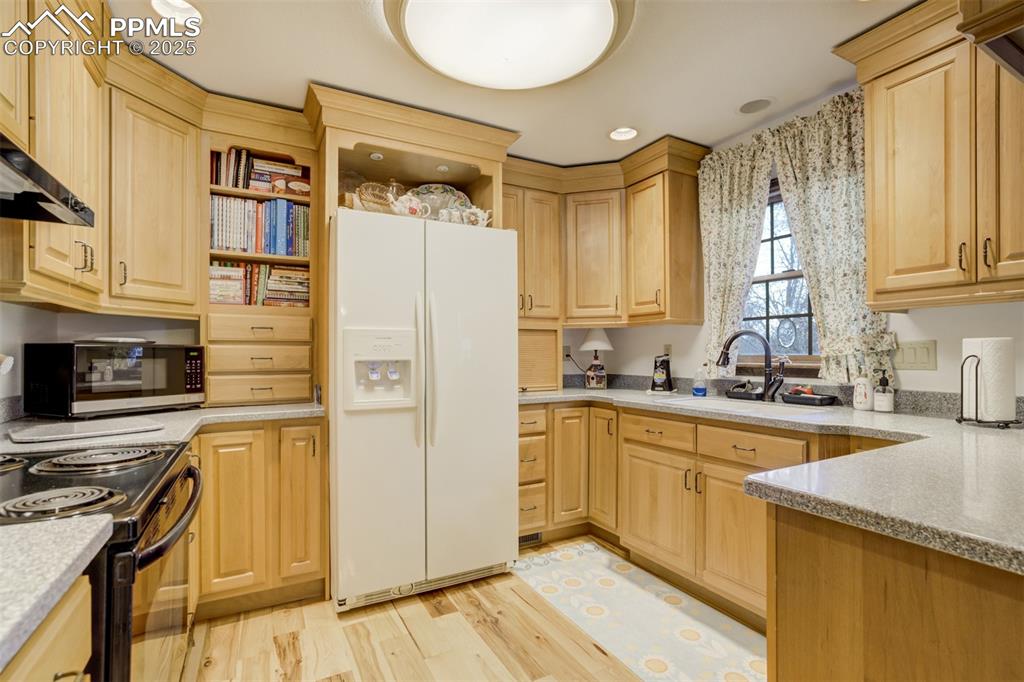 Image 8 of 30: Kitchen