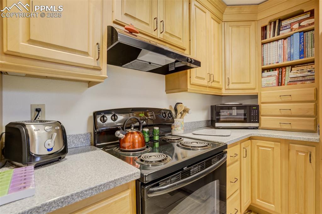 Image 9 of 30: Kitchen